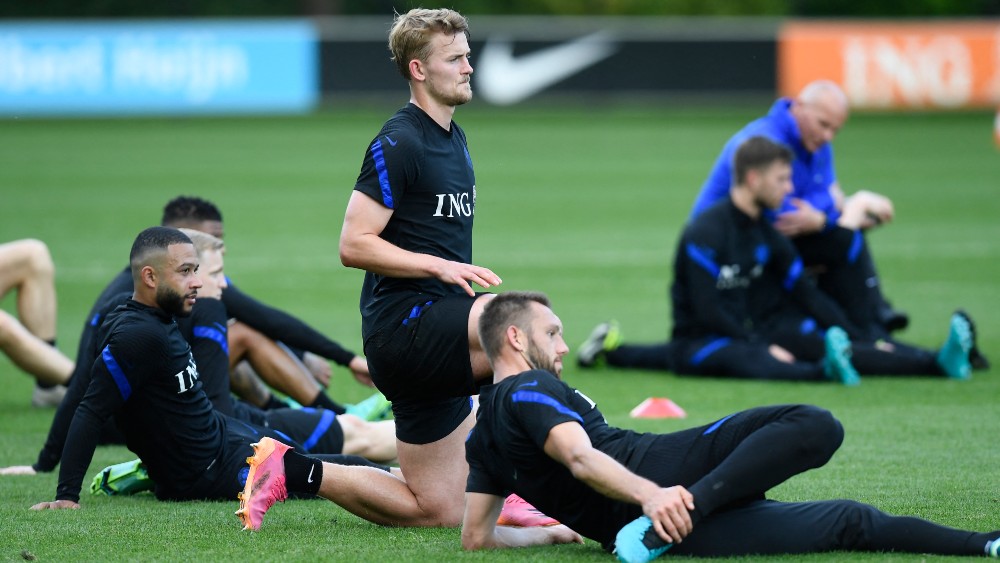 Depay, De Ligt and De Vrij stretching (©AFP)